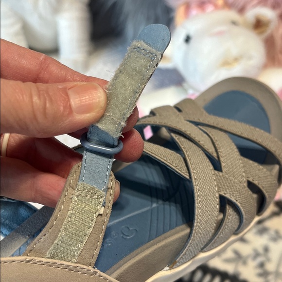 Bare Traps Comfy Strappy Adhesive Close Low Wedge Sandal Womens 5.5 - Picture 4 of 9